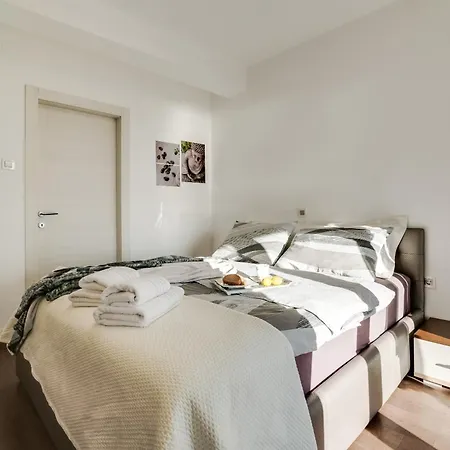 Luxury With Pool Near The Beach, Great View - Traveler Tourist Agency Krk - Id 2135
