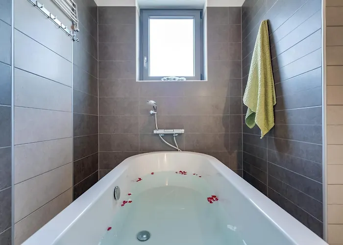 Luxury With Pool Near The Beach, Great View - Traveler Tourist Agency Krk - Id 2135 别墅 茨里克韦尼察